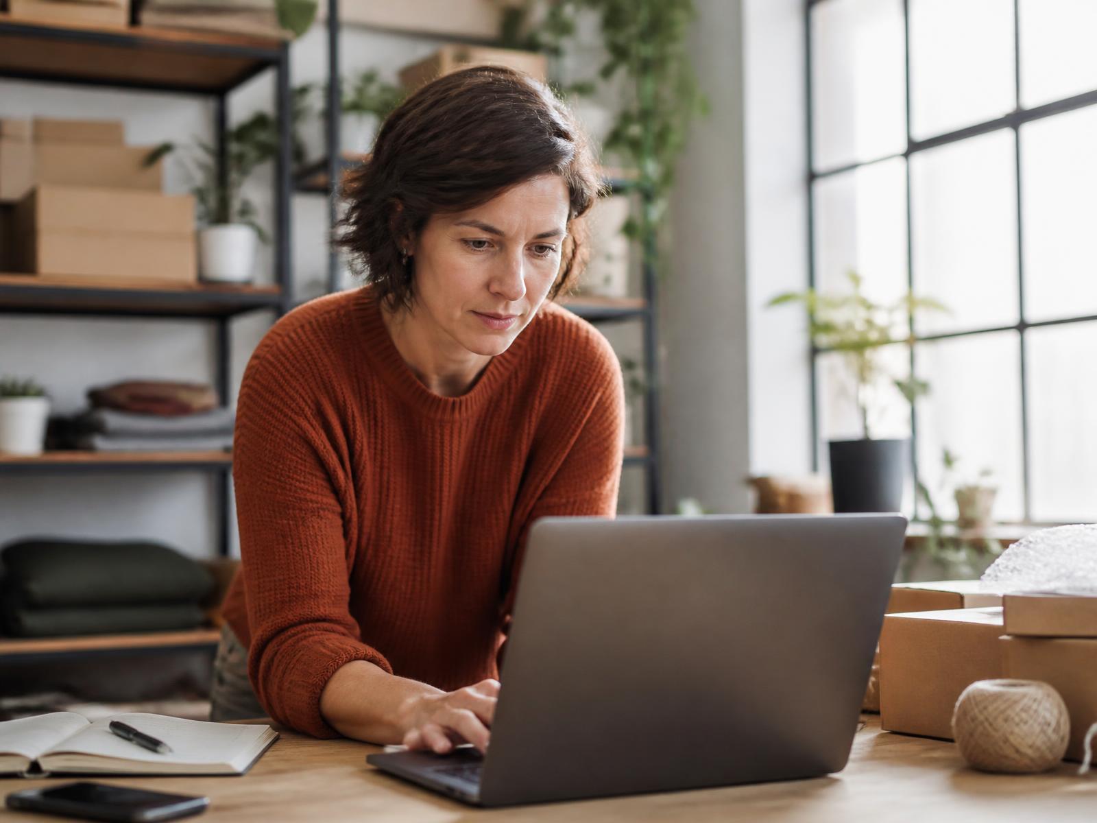 Entrepreneur consultant son portail client sur un ordinateur portable